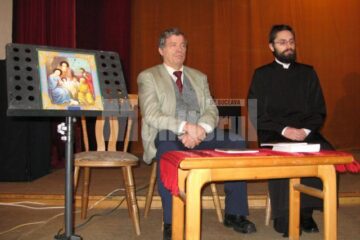 Prof. univ. dr. Mihai Lazăr și autorul monografiei, pr. Justinian-Remus A. Cojocar