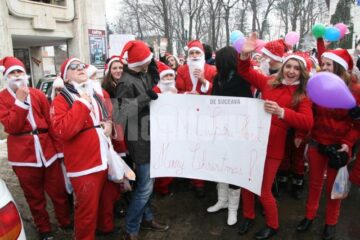 În spiritul sărbătorilor: Sute de Moși Crăciun au colindat ieri autoritățile locale și județene