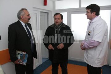 Managerul Spitalului Suceava, Vasile Rîmbu, președintele Consiliului Județean, Gheorghe Flutur, și șeful secției Ortopedie, dr. Răzvan Bandac