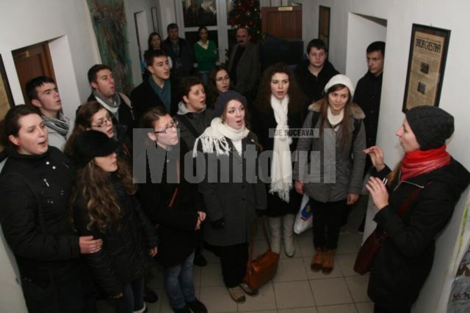 În prag de sărbători: Corala „Voces Christianum” a colindat ieri redacția Monitorul de Suceava În prag de sărbători: Corala „Voces Christianum” a colindat ieri redacția Monitorul de Suceava