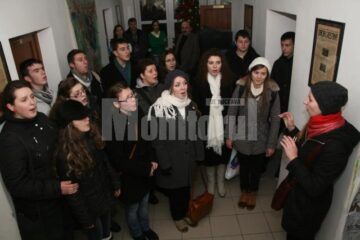 În prag de sărbători: Corala „Voces Christianum” a colindat ieri redacția Monitorul de Suceava
