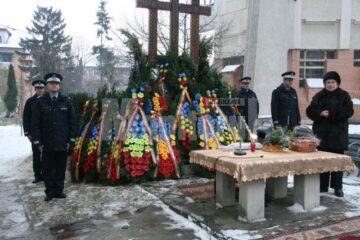 Eveniment: Colinde la comemorarea eroilor Revoluției din decembrie