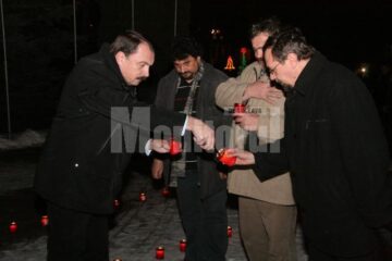 Vasile Ilie, Constantin Emil Ursu, Vasile Ursache și Ion Mareș aprinzând lumină pentru eroii Revoluției Române