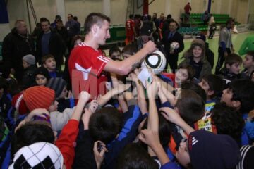 Meci vedetă: Crema fotbalului sucevean a făcut spectacol în sala LPS