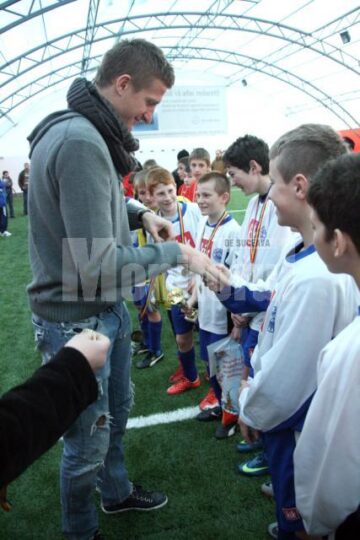 Cupa Moș Crăciun a adus bucurie imensă pentru unii copii, iar premiile au fost acordate de internaționalul Dorin Goian