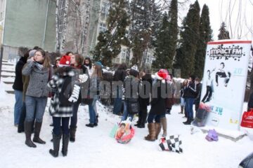 Elevii din clasa a IX-a F de la Colegiul Național „Petru Rareș” au oferit cadouri familiei din localitatea Brașca, care și-a pierdut locuința în urma unui incendiu