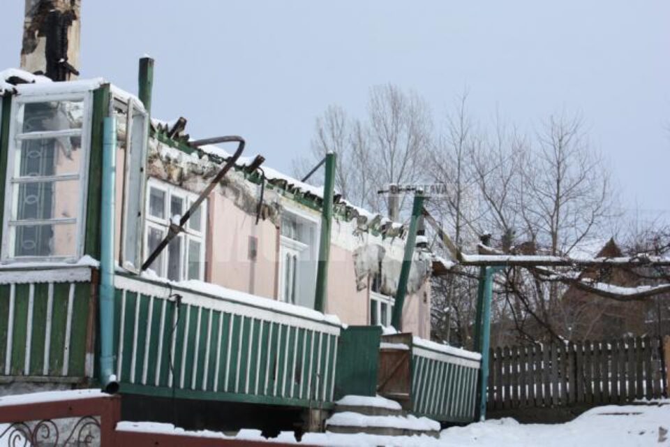 Ajutor de la elevi: Bani, alimente și haine pentru familia din Brașca căreia i-a ars casa