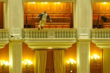 Adrian Sobaru, s-a aruncat de la unul dintre balcoanele sălii de plen a Parlamentului. Foto: MEDIAFAX