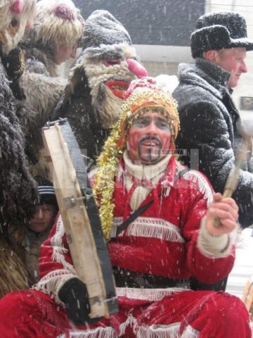 Parada tradițiilor: Urși, capre și urători au invadat străzile Sucevei