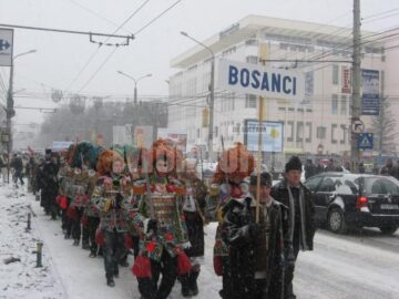 Parada tradițiilor: Urși, capre și urători au invadat străzile Sucevei