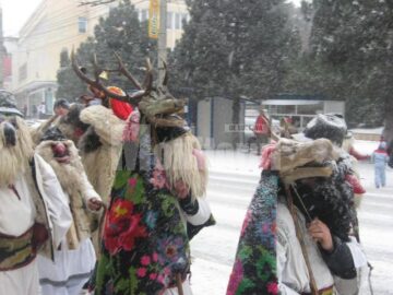 Parada tradițiilor populare a culminat cu un spectacol care a atras mii de oameni în centrul orașului