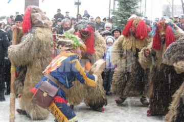 Parada tradițiilor populare a culminat cu un spectacol care a atras mii de oameni în centrul orașului