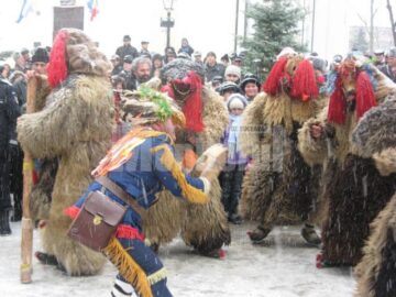 Parada tradițiilor populare a culminat cu un spectacol care a atras mii de oameni în centrul orașului