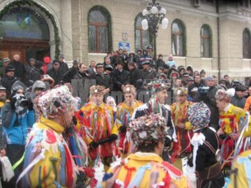 Parada tradițiilor: Urși, capre și urători au invadat străzile Sucevei