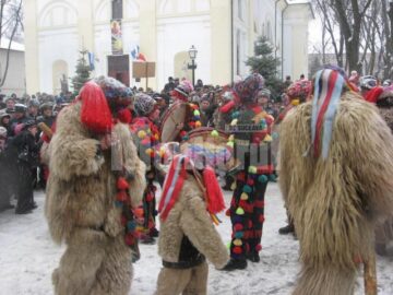 Parada tradițiilor populare a culminat cu un spectacol care a atras mii de oameni în centrul orașului