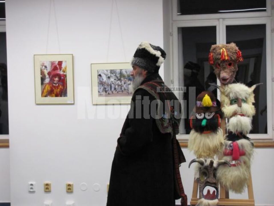 Meșterul Florin Constantin Cramariuc și măștile sale expuse la ICR din Praga