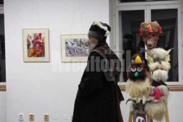 Meșterul Florin Constantin Cramariuc și măștile sale expuse la ICR din Praga