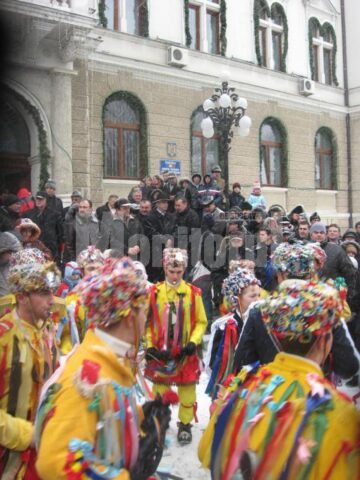 Parada tradițiilor populare a culminat cu un spectacol care a atras mii de oameni în centrul orașului