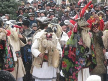 Parada tradițiilor populare a culminat cu un spectacol care a atras mii de oameni în centrul orașului