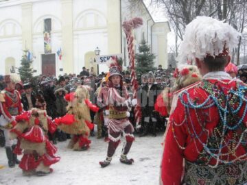 Parada tradițiilor: Urși, capre și urători au invadat străzile Sucevei