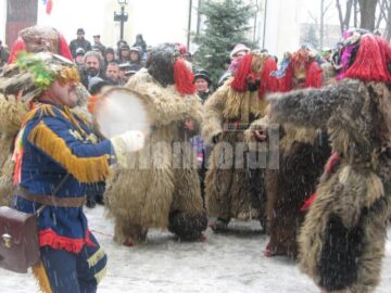 Parada tradițiilor: Urși, capre și urători au invadat străzile Sucevei