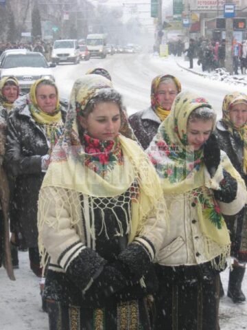 Parada tradițiilor: Urși, capre și urători au invadat străzile Sucevei