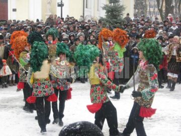 Parada tradițiilor: Urși, capre și urători au invadat străzile Sucevei