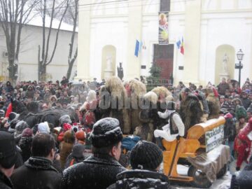 Parada tradițiilor: Urși, capre și urători au invadat străzile Sucevei
