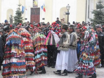 Parada tradițiilor populare a culminat cu un spectacol care a atras mii de oameni în centrul orașului