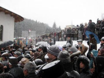 Sute de credincioși au participat la înmormântarea preotului George Mihoc, a șotiei și a unuia dintre fiii acestuia