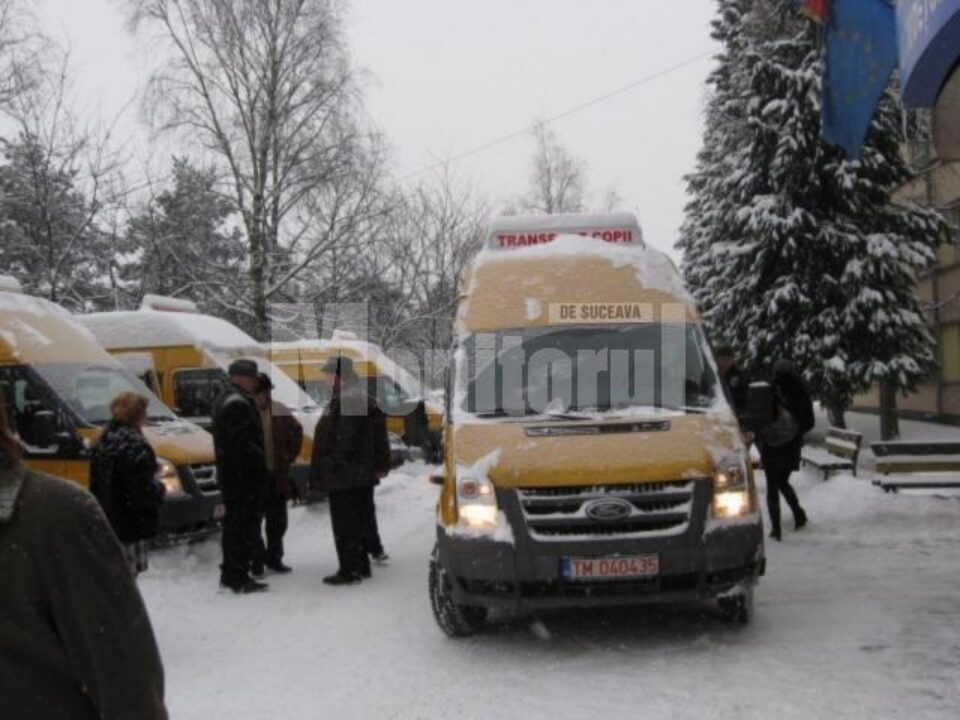 Dotare: Șase localități din Suceava au primit marți microbuze pentru transportul elevilor