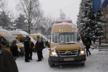 Dotare: Șase localități din Suceava au primit marți microbuze pentru transportul elevilor