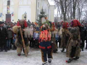 Parada tradițiilor: Urși, capre și urători au invadat străzile Sucevei