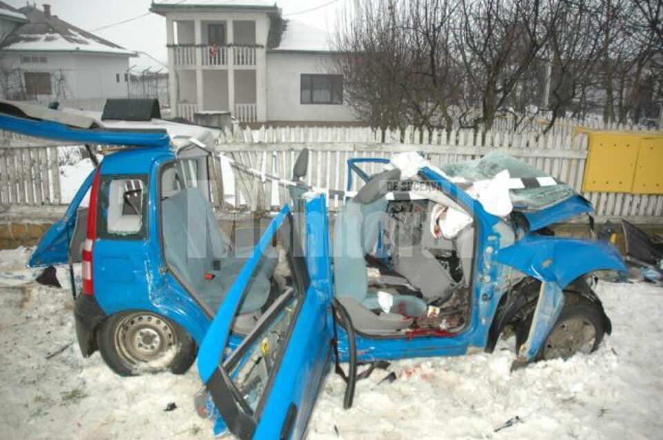 Ce a mai rămas din mașina în care se aflau cei patru Ce a mai rămas din mașina în care se aflau cei patru