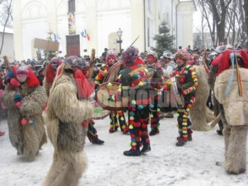 Parada tradițiilor: Urși, capre și urători au invadat străzile Sucevei