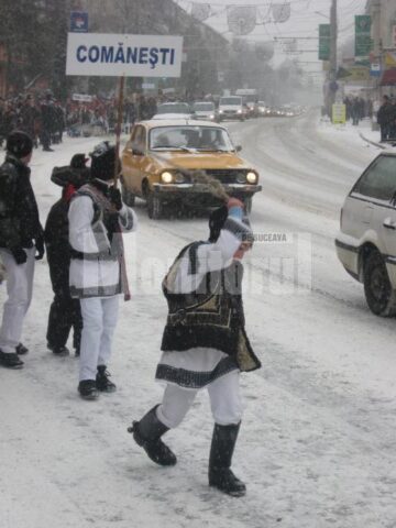 Parada tradițiilor: Urși, capre și urători au invadat străzile Sucevei