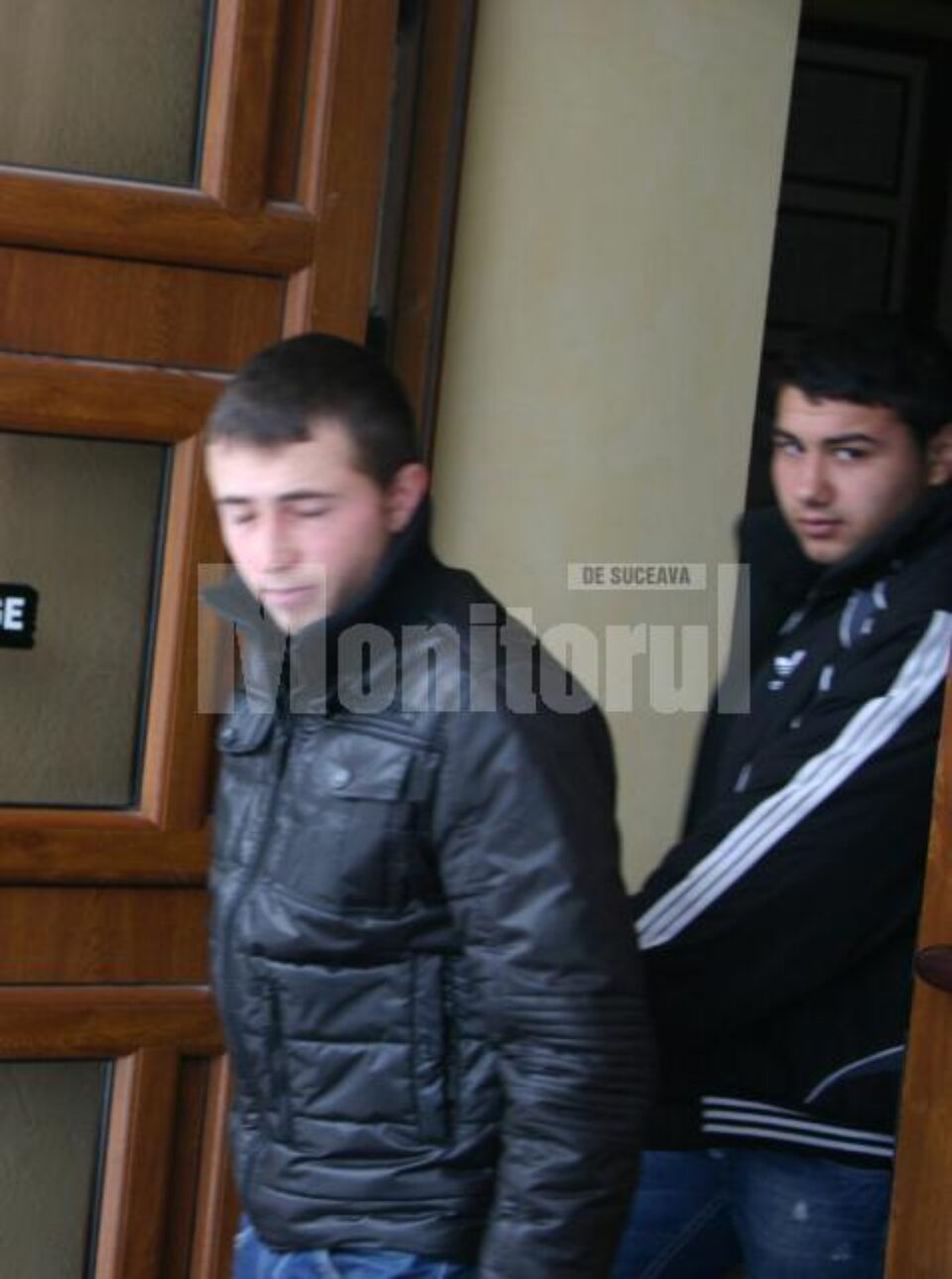 Dintre cei opt indivizi care încercau să vândă droguri unui polițist sub acoperire, patru au primit mandate de arestare