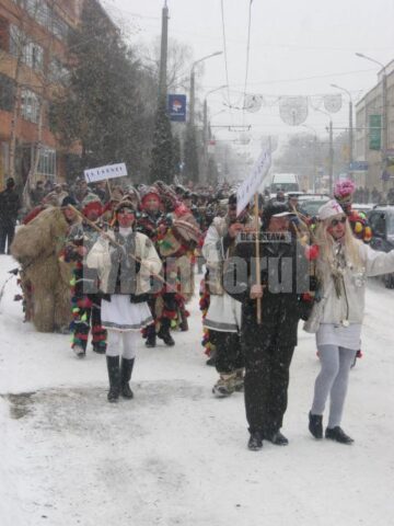 Parada tradițiilor: Urși, capre și urători au invadat străzile Sucevei