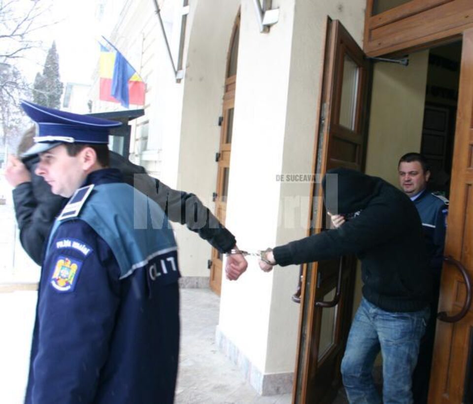 Dintre cei opt indivizi care încercau să vândă droguri unui polițist sub acoperire, patru au primit mandate de arestare