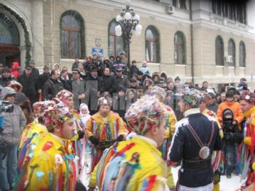 Parada tradițiilor: Urși, capre și urători au invadat străzile Sucevei