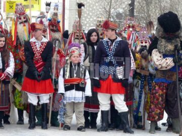 Vatra Dornei: Festivalul Național „Porniți plugul, Feți Frumoși!”