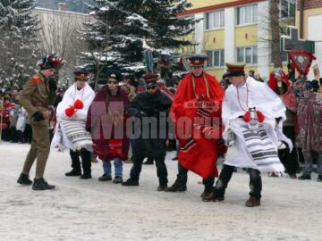 Vatra Dornei: Festivalul Național „Porniți plugul, Feți Frumoși!”