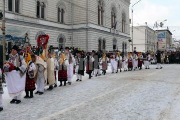 Pe strada principală din municipiu, peste 600 de urători și mascați invitați la festival au făcut o paradă