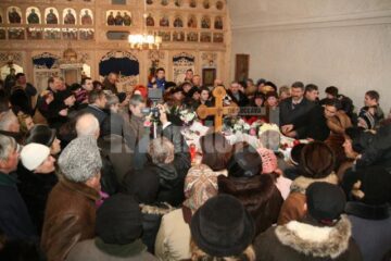 O mare de oameni le-a dus pe ultimul drum pe cele doua fetite si pe mama asasina