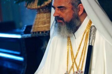 Preafericitul Părinte Daniel îndeamnă credincioșii să se roage lui Dumnezeu pentru sănătate și mântuire. Foto: MEDIAFAX