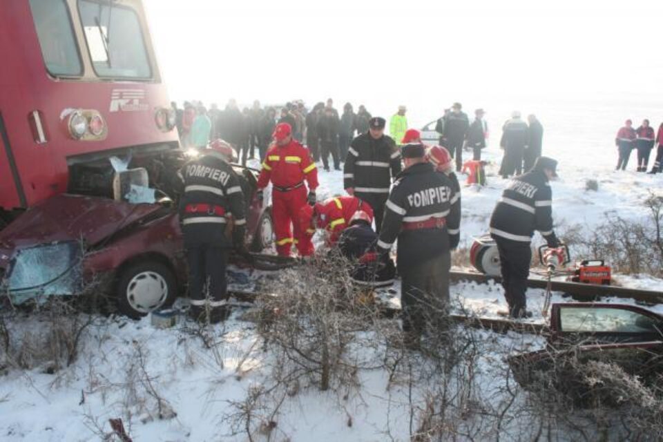 Cele patru persoane - o femeie și trei bărbați - aflate în mașina lovită de tren au fost găsite decedate. Foto: Monitorul de Botoșani