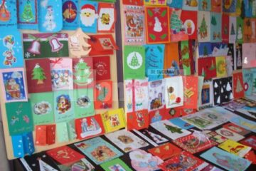 Felicitările, realizate manual de copii, i-au impresionat pe vizitatori prin originalitate și diversitate