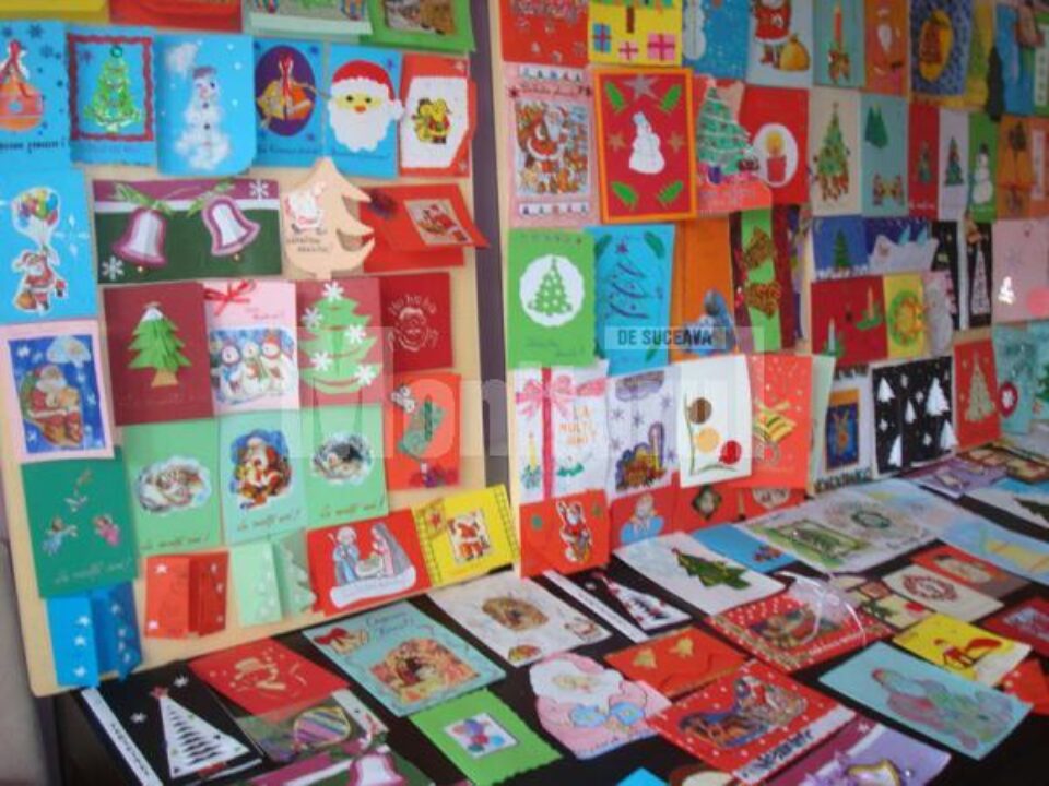 Felicitările, realizate manual de copii, i-au impresionat pe vizitatori prin originalitate și diversitate