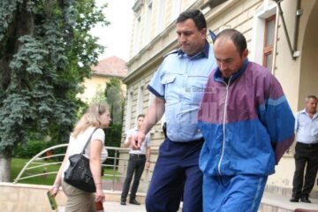 Musca, dupa cateva zile de la prinderea sa, pe treptele Palatului de Justitie