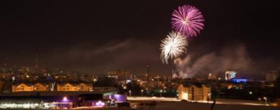 Focul de artificii de la miezul nopții a luminat cerul Sucevei timp de 10 minute. Foto: Honey CRAMARIUC